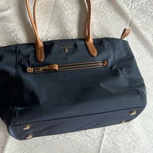 Micheal kors hand bag large size navy bleu and camel